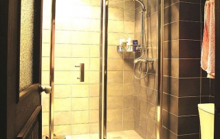 如何降低淋浴房玻璃自爆風險？